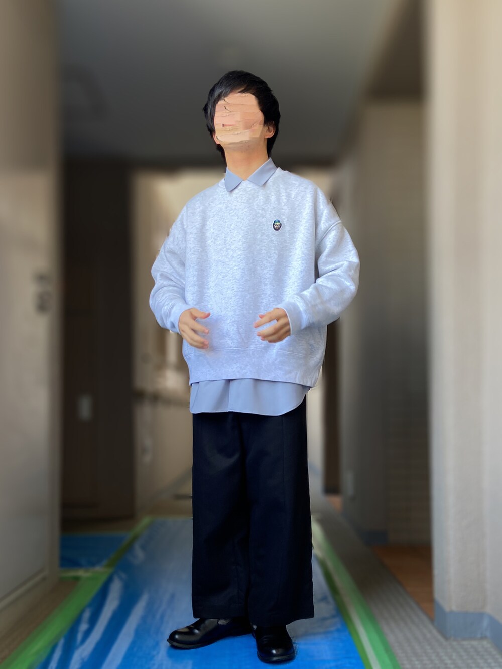 ブラック系のスリッポン、ブラック系のパンツ、ホワイト系のスウェットを着用したメンズの冬コーディネートの2枚目の写真