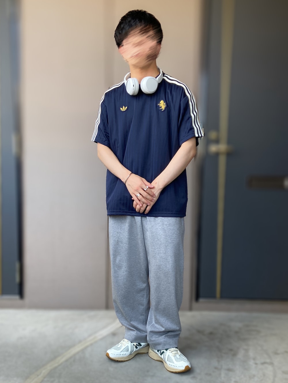 ブルー系のTシャツ/カットソー、グリーン系のスニーカー、ブラック系のシューズを着用したメンズの秋コーディネートの2枚目の写真