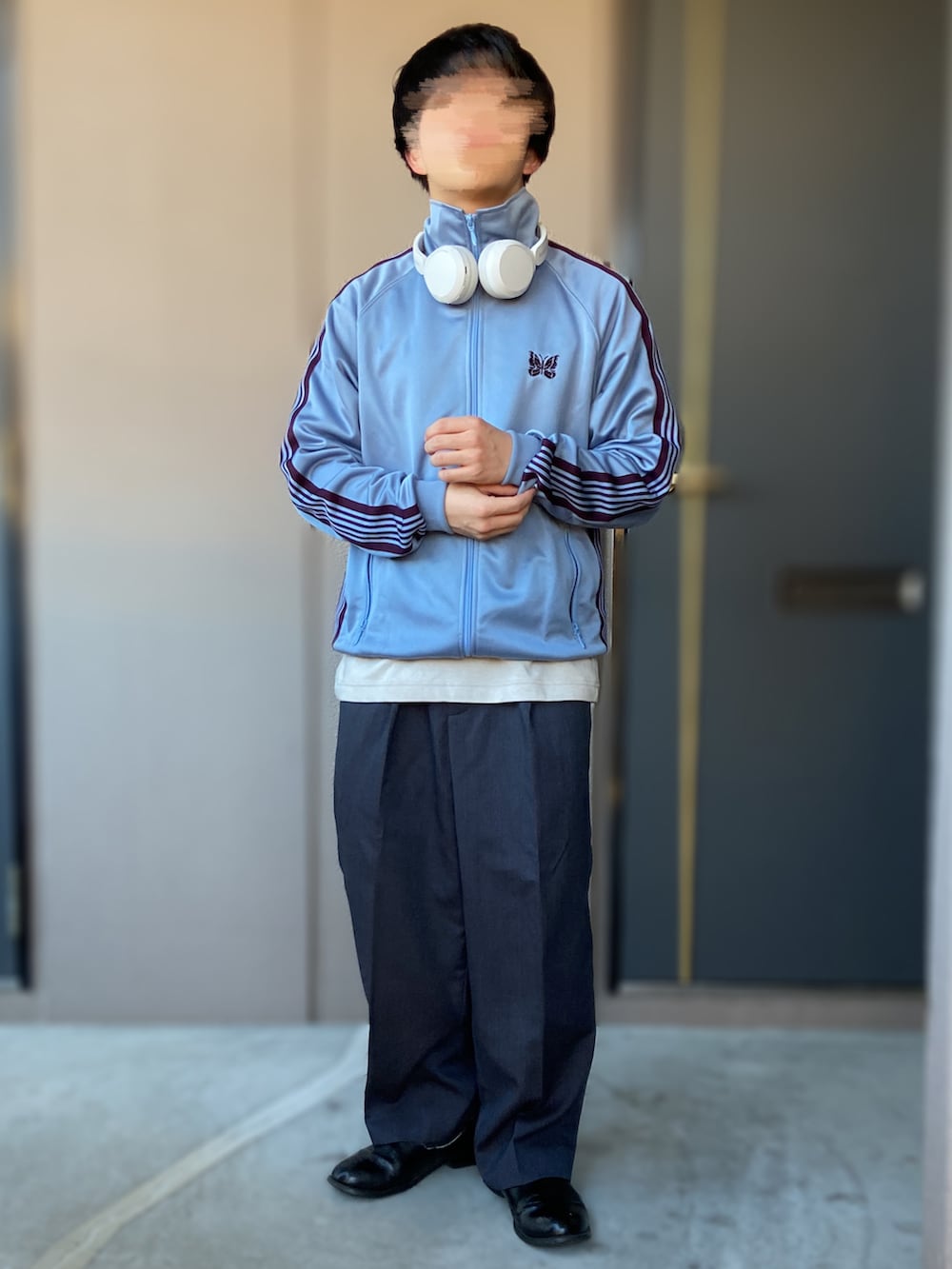 「NEEDLES、needlesトラックジャケット、トラックジャケット、dulcamara、革靴、SONY、ヘッドホン、UNIQLO、UNIQLO U、低身長男子、スラックス」｜「Dulcamaraの2021春夏　よそいきセンタープレスイージーPT -YOSOIKI-（スラックス、ブルー系）」を使った、おます@低身長(159cm)さん（メンズ・159cm）の秋コーディネートの2枚目の写真