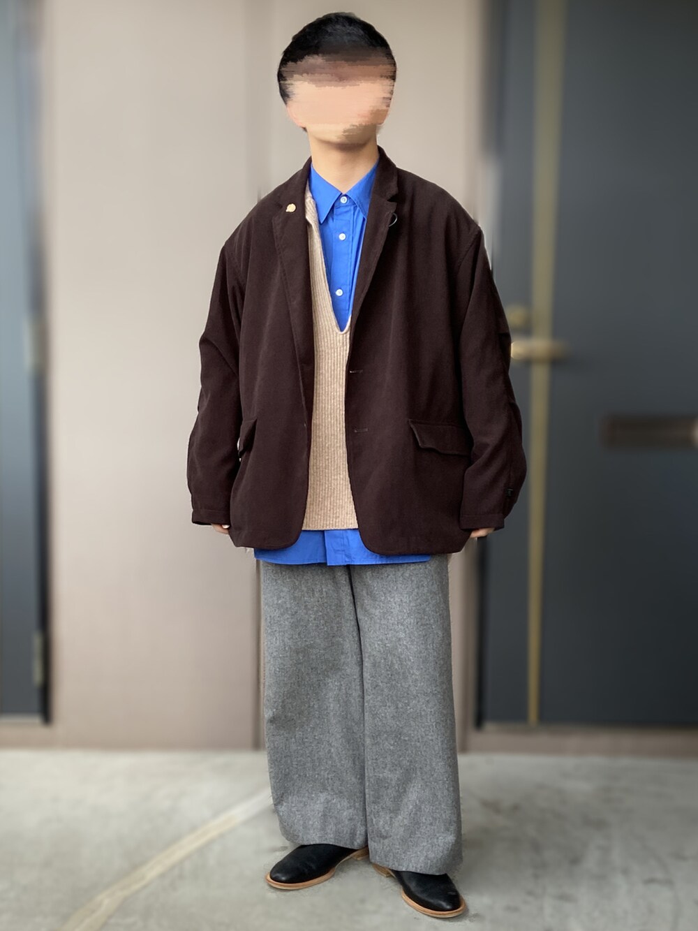 ブラック系のシューズ、グレー系のパンツ、ブルー系のシャツ/ブラウスを着用したメンズの冬コーディネートの2枚目の写真