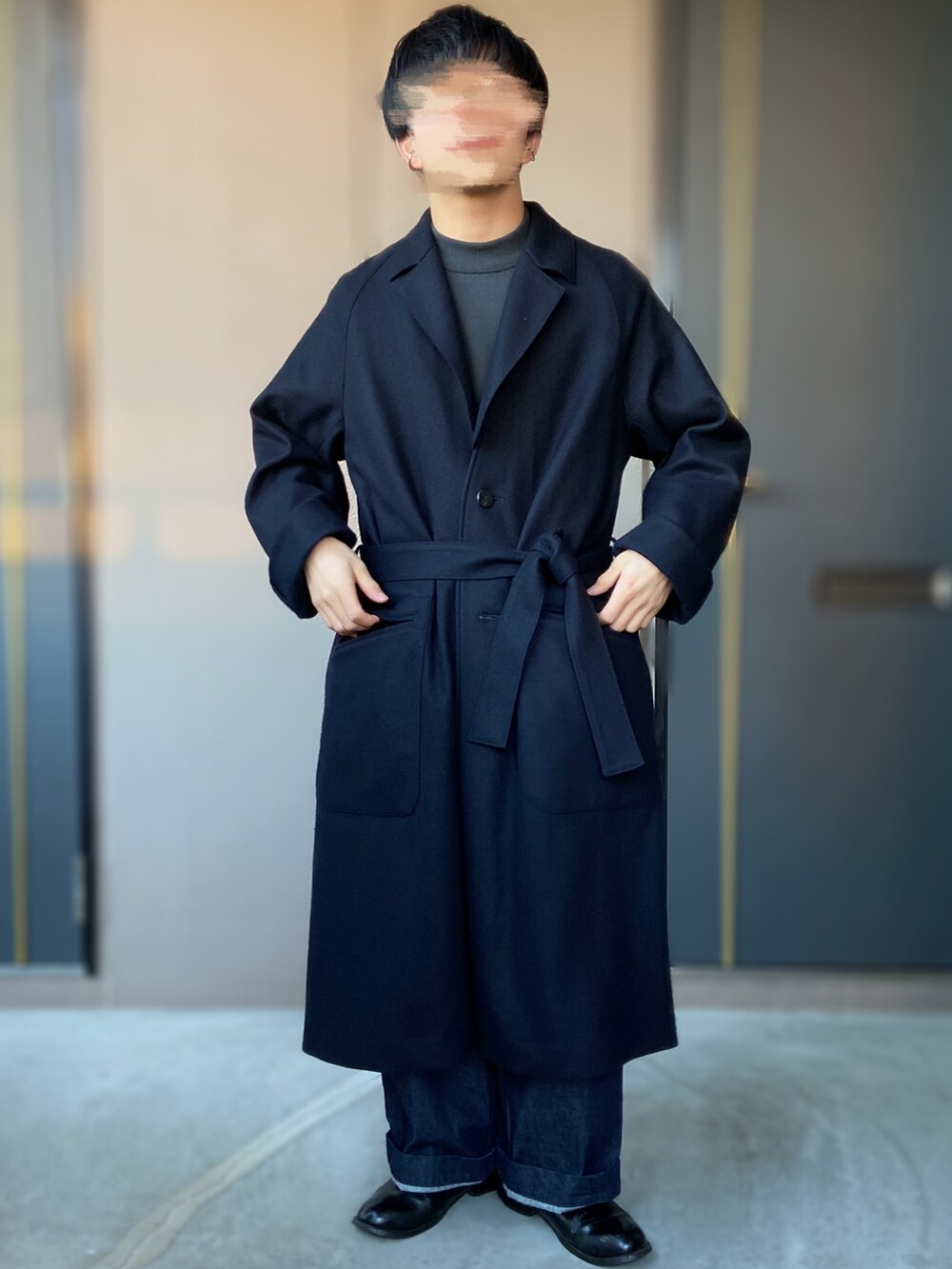 「URU、URU TOKYO、Traditional Weatherwear、革靴、Steven Alan、スティーブンアラン、低身長男子、コートスタイル、ネイビー、ダークトーンコーデ、ダークカラー」｜「URUのURU WOOL JERSEY BELTED COAT 1（ジャケット/アウター、ブラック系）」を使った、おます@低身長(159cm)さん（メンズ・159cm）の冬コーディネートの3枚目の写真