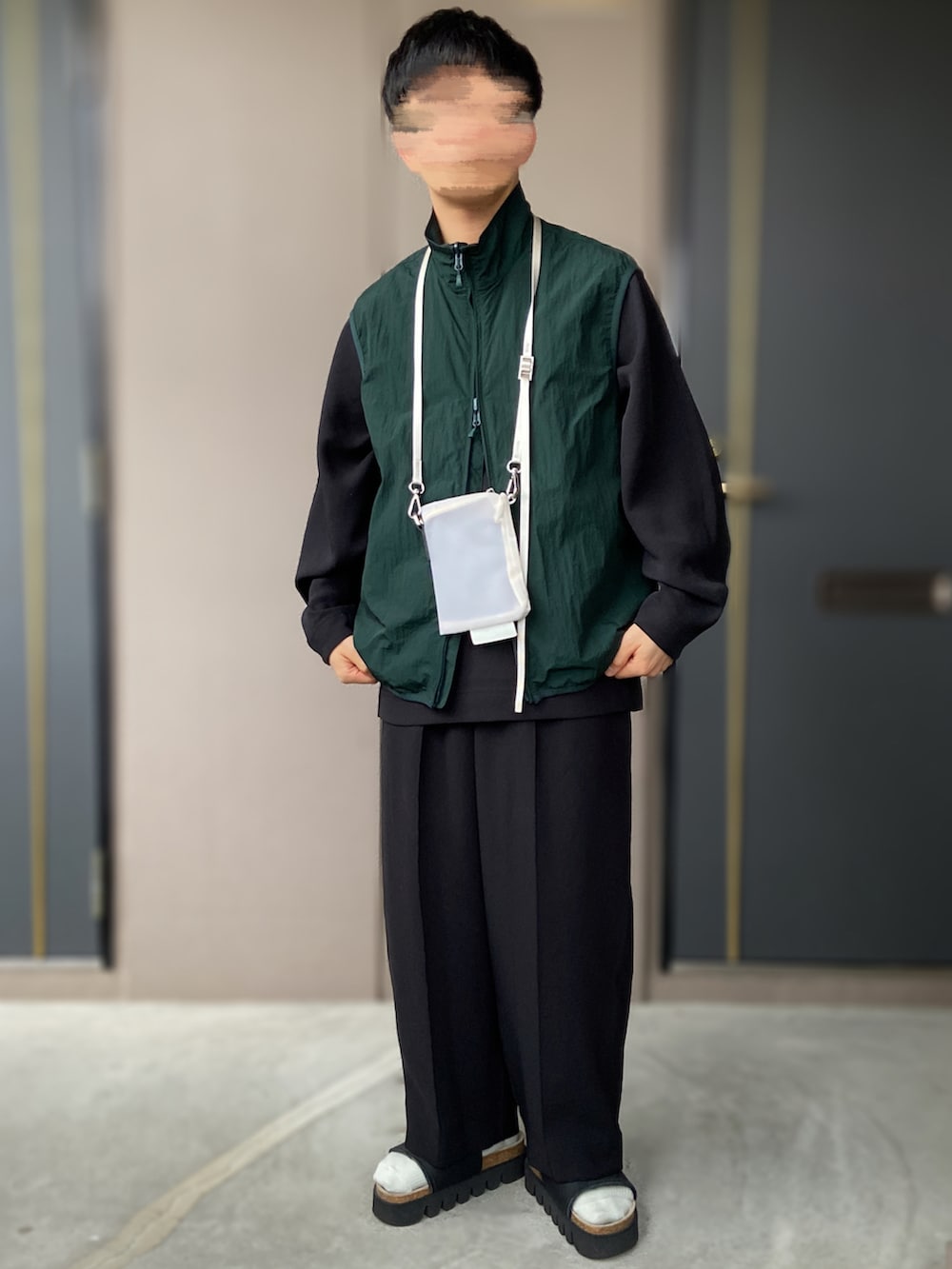 ブラック系のその他シューズ、ブラック系のその他パンツ、グリーン系のベストを着用したメンズの秋コーディネートの2枚目の写真