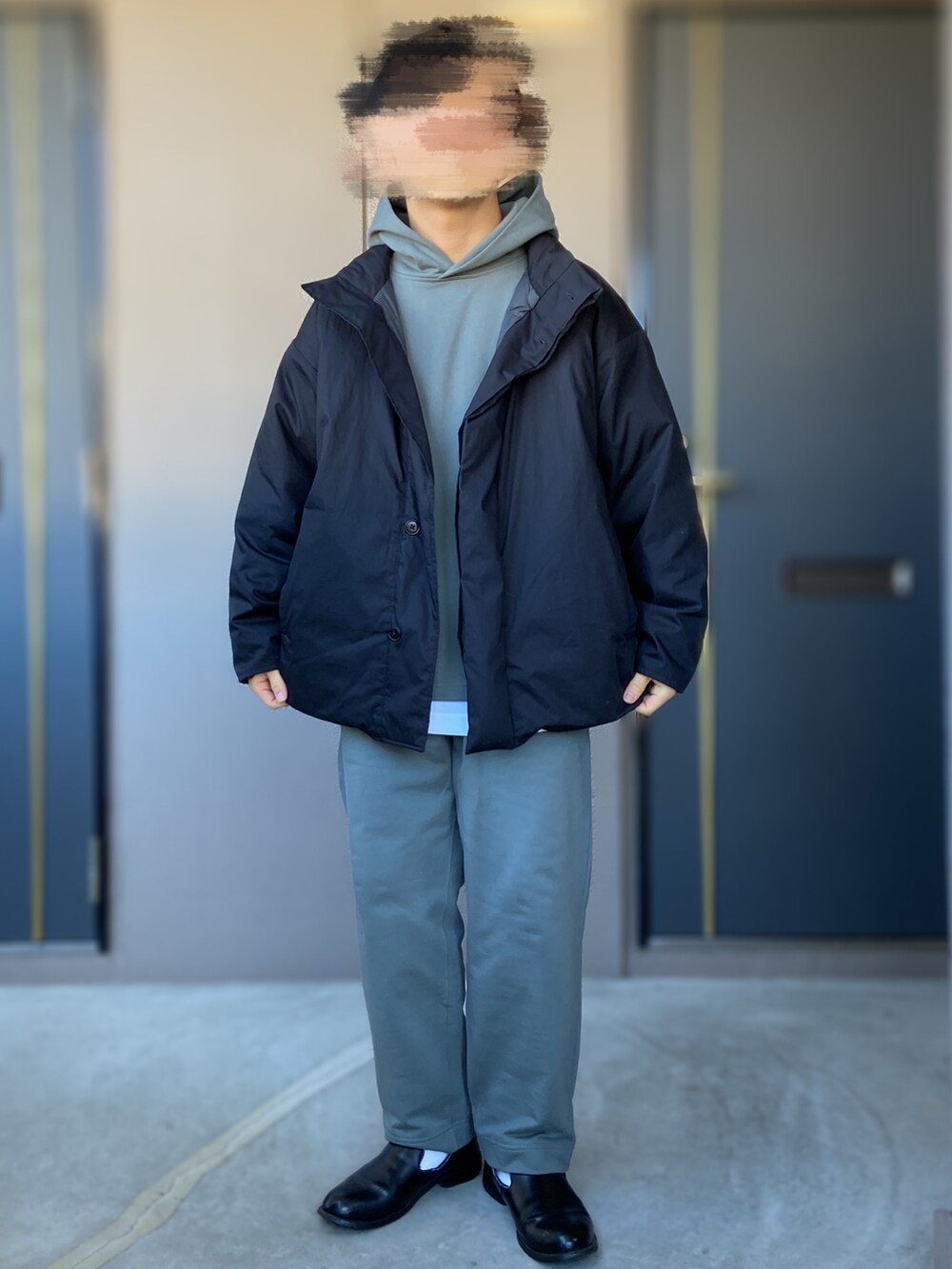 「MUJI、無印良品、MUJI Labo、Mujilabo、スウェットセットアップ、セットアップ、革靴、低身長男子、ダウンジャケット、グリーンコーデ、カーキ」｜「無印良品のアイテム（ダウンジャケット/コート、ブラック系）」を使った、おます@低身長(159cm)さん（メンズ・159cm）の春コーディネートの2枚目の写真