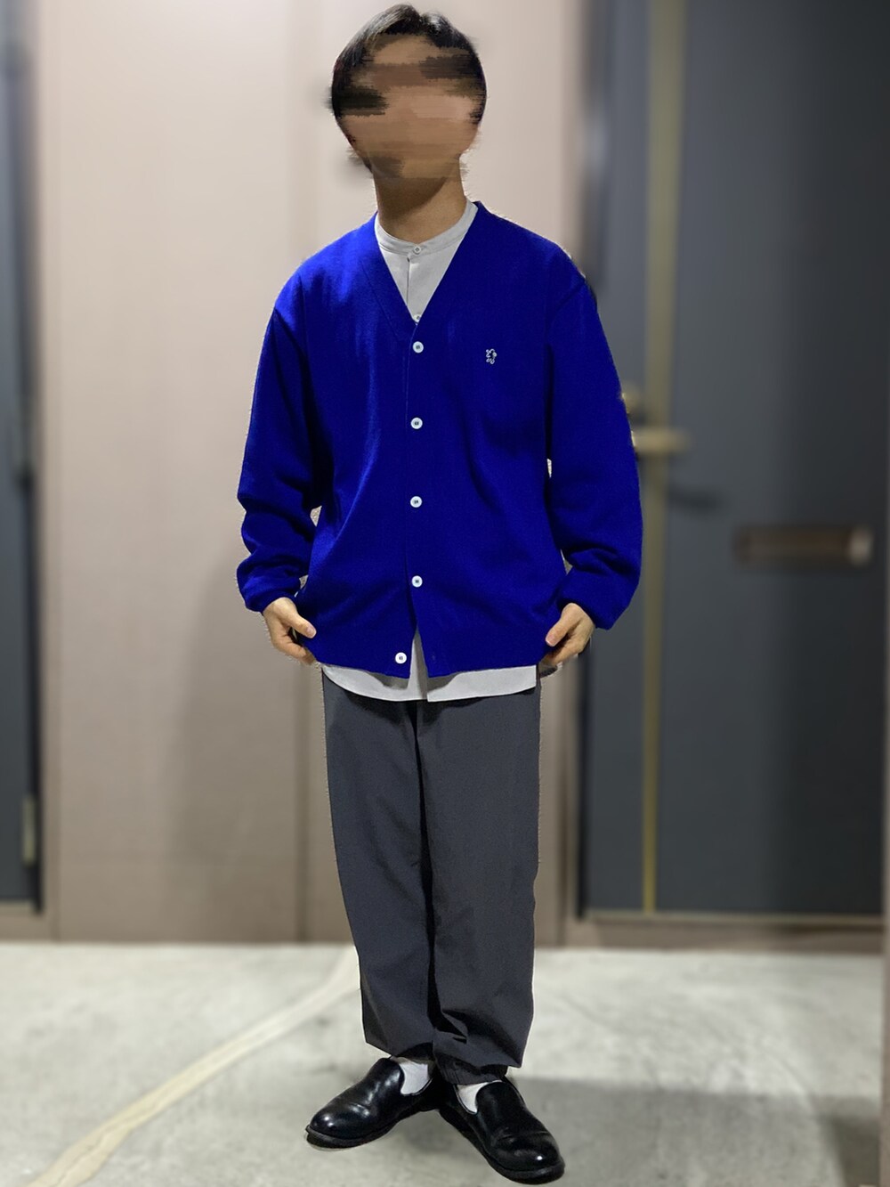 ブルー系のカーディガン/ボレロ、ブラック系のジャケット/アウター、グレー系のシャツ/ブラウスを着用したメンズの冬コーディネートの2枚目の写真