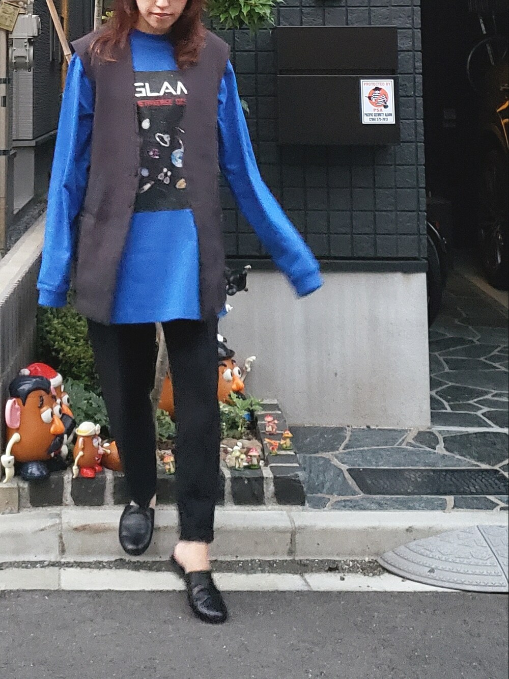 ブルー系のTシャツ/カットソー、ブラック系のその他パンツ、ブラック系のバレエシューズを着用したレディースの秋コーディネートの3枚目の写真