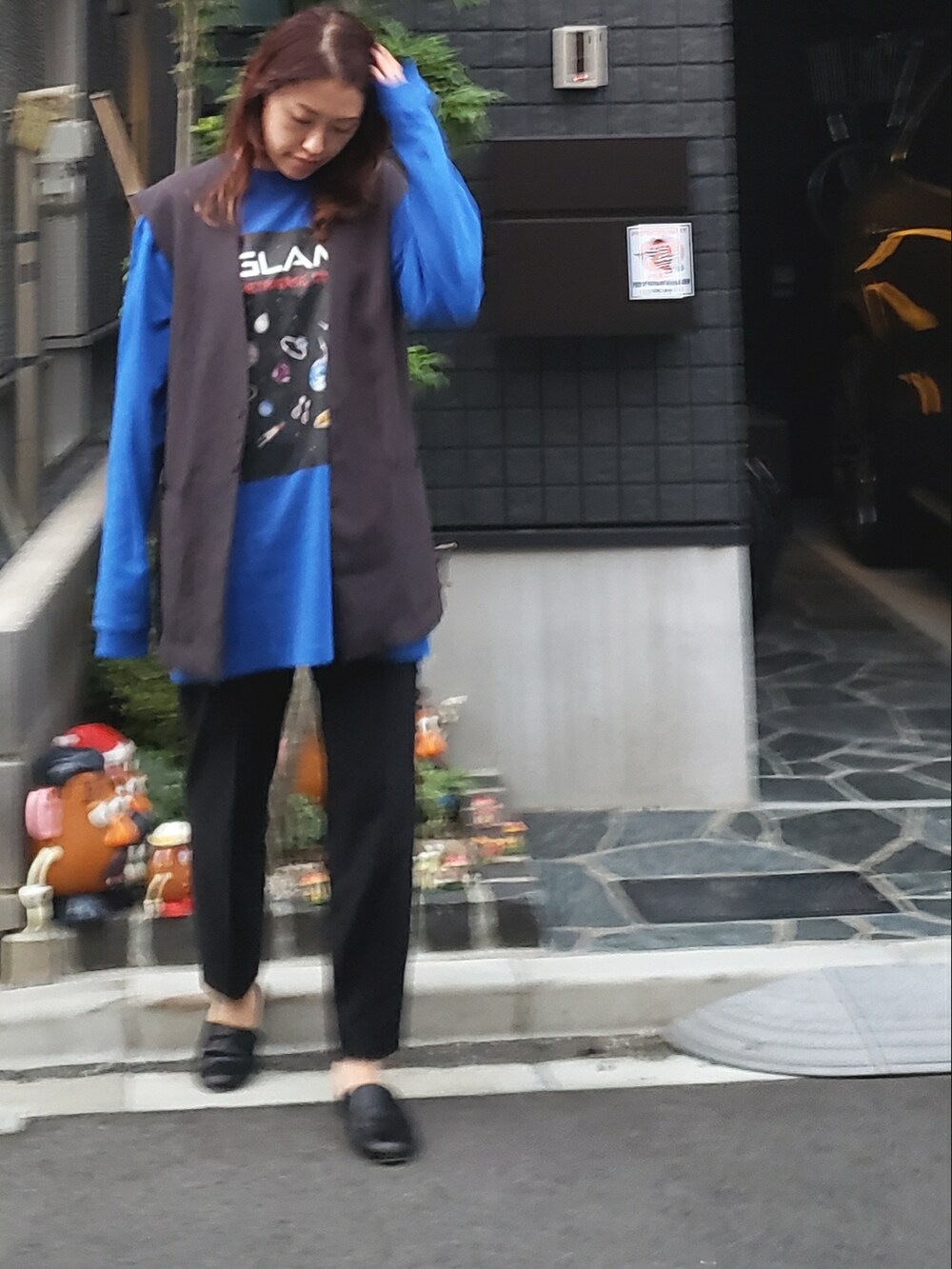 ブルー系のTシャツ/カットソー、ブラック系のその他パンツ、ブラック系のバレエシューズを着用したレディースの秋コーディネートの2枚目の写真