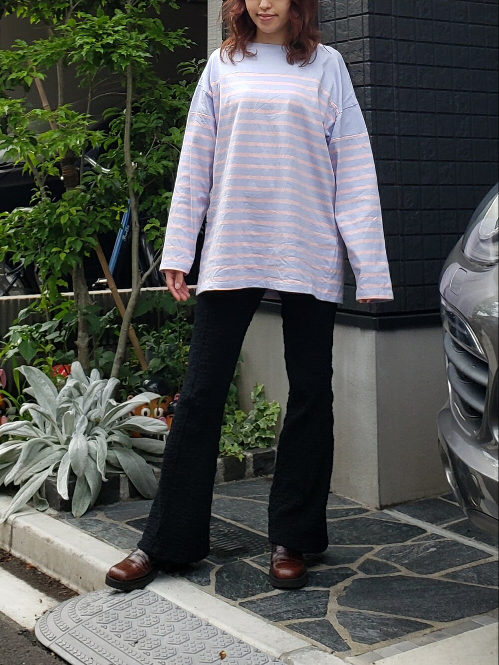 ブルー系のTシャツ/カットソー、ブラック系のその他パンツ、ブラウン系のシューズを着用したレディースの夏コーディネートの2枚目の写真