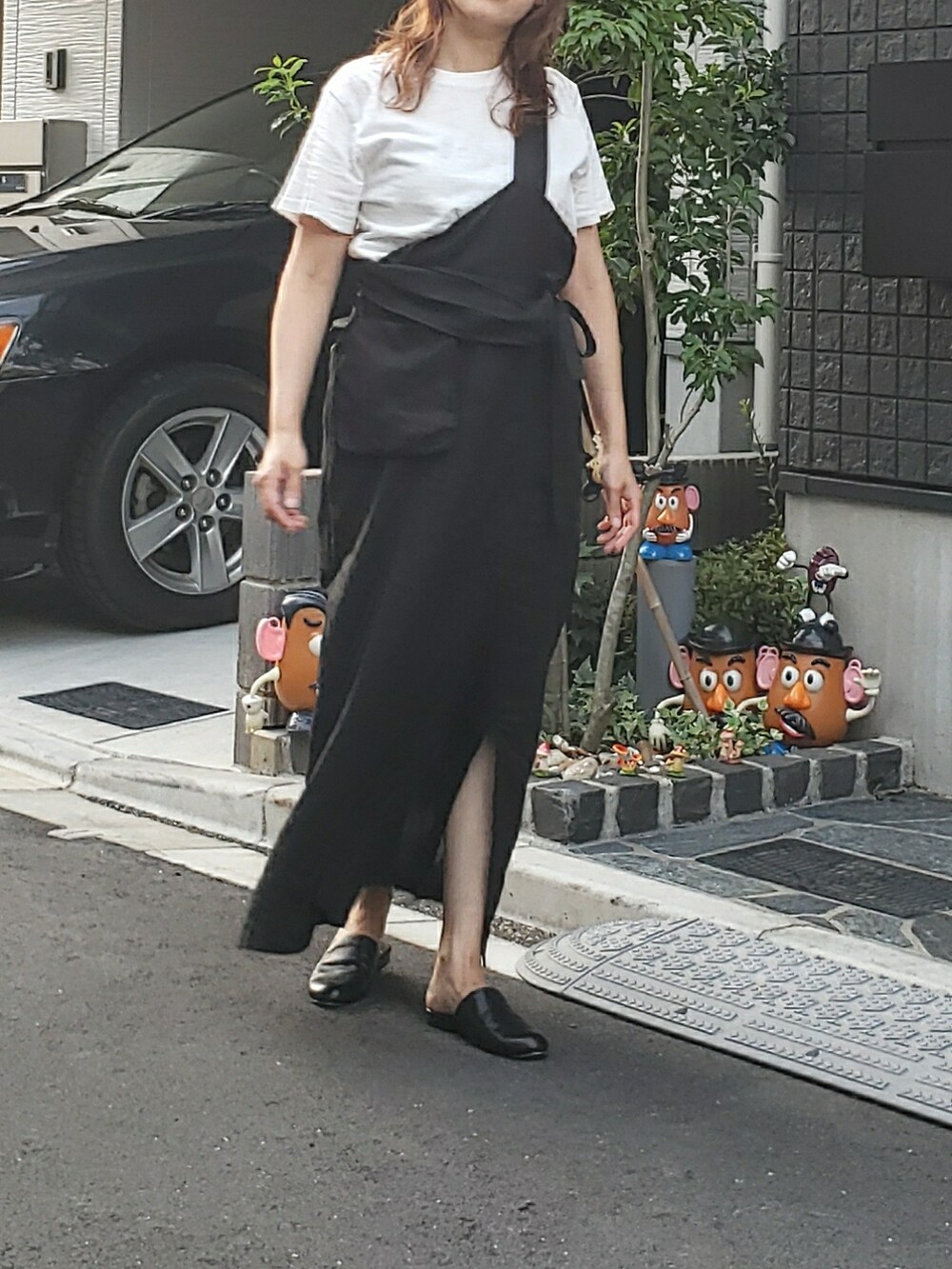 ブラック系のワンピース、ブラック系のバレエシューズを着用したレディースの夏コーディネートの2枚目の写真