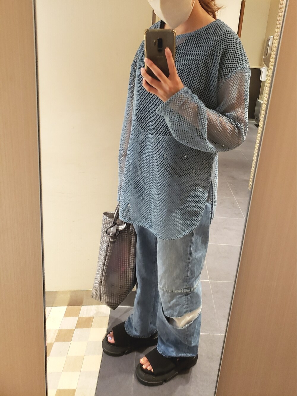ブルー系のTシャツ/カットソー、ブルー系のデニムパンツ、ブラック系のサンダルを着用したレディースの夏コーディネートの2枚目の写真