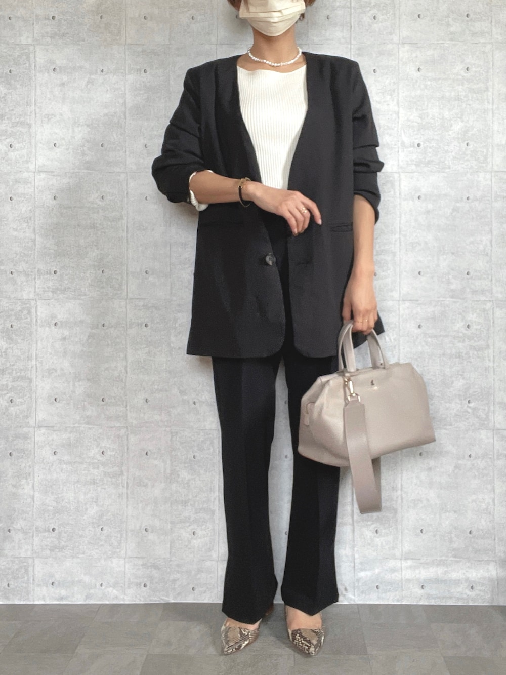 ブラック系のセットアップ、その他のパンプス、イエロー系のパンプスを着用したレディースの春コーディネートの3枚目の写真