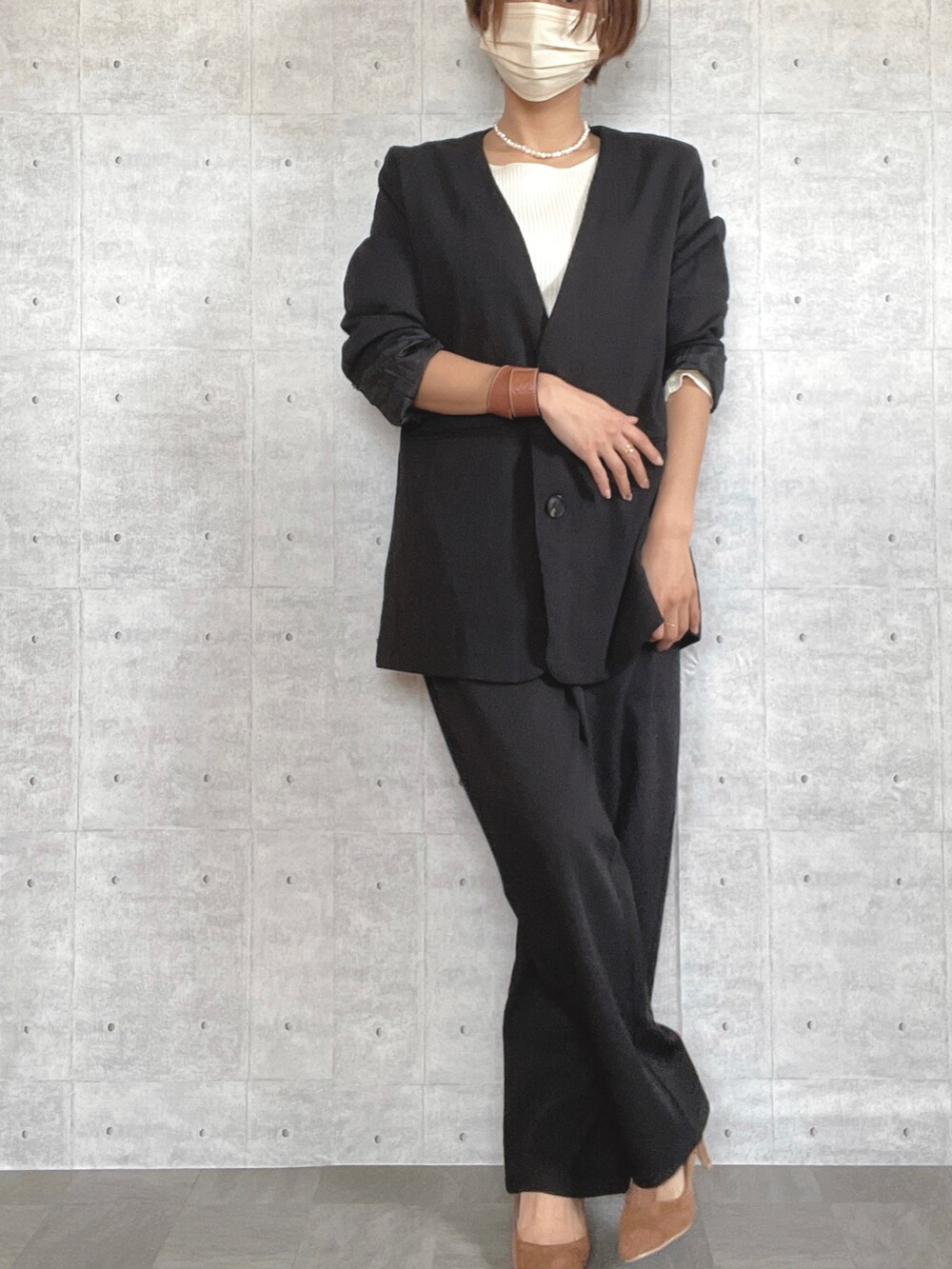 ブラック系のセットアップ、その他のパンプス、イエロー系のパンプスを着用したレディースの春コーディネートの2枚目の写真