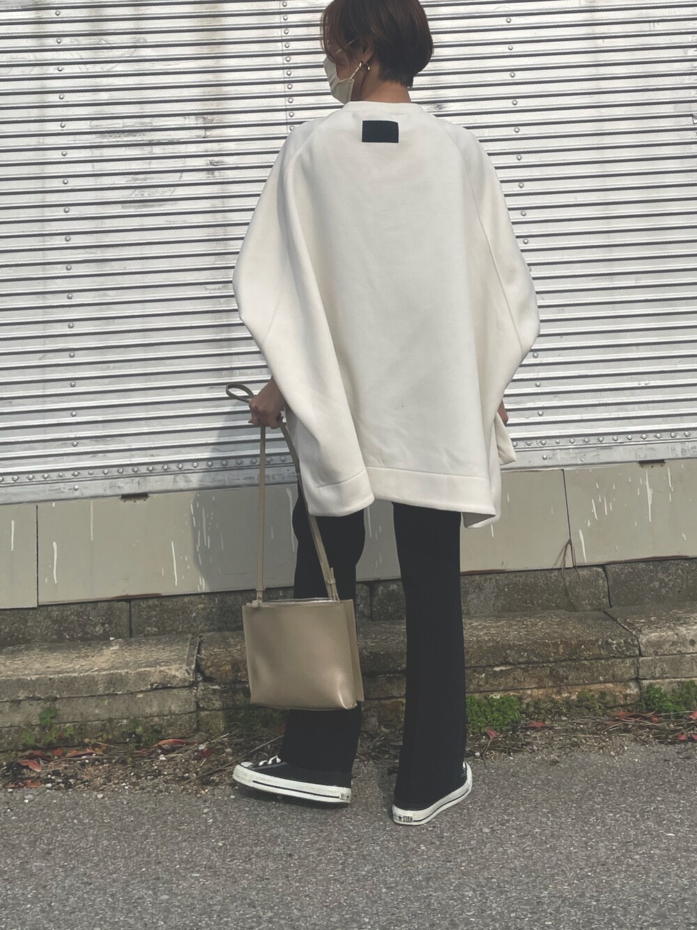 ブラック系のその他パンツ、ブラック系のスニーカー、ベージュ系のショルダーバッグを着用したレディースの春コーディネートの2枚目の写真