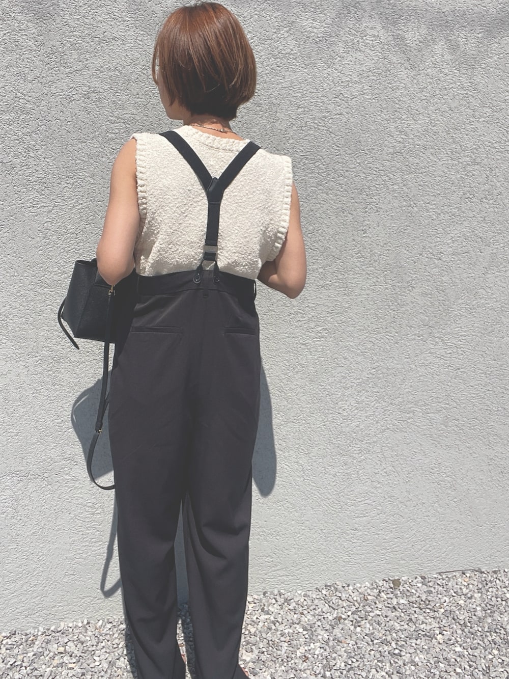 ブラック系のサロペット/オーバーオール、ホワイト系のトップスを着用したレディースの夏コーディネートの2枚目の写真