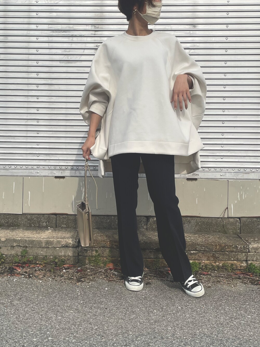 ブラック系のその他パンツ、ブラック系のスニーカー、ベージュ系のショルダーバッグを着用したレディースの春コーディネートの3枚目の写真