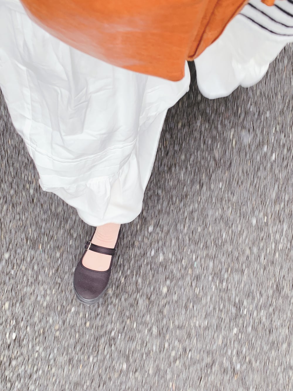 ホワイト系のTシャツ/カットソー、ブラウン系のショルダーバッグ、ホワイト系のスカートを着用したレディースの春コーディネートの2枚目の写真