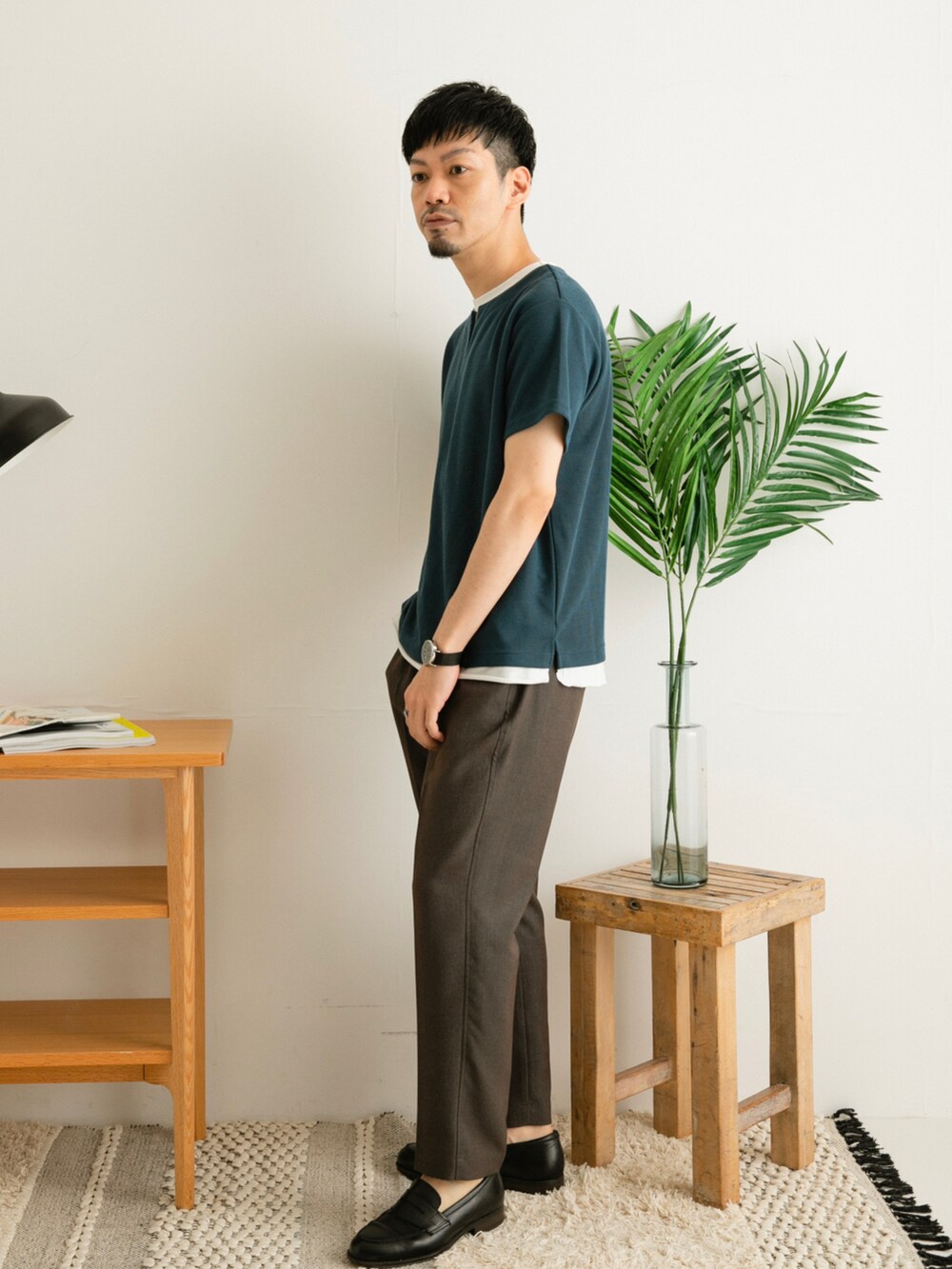 ブルー系のTシャツ/カットソー、グレー系のその他パンツ、ホワイト系のその他を着用したメンズの春コーディネートの4枚目の写真