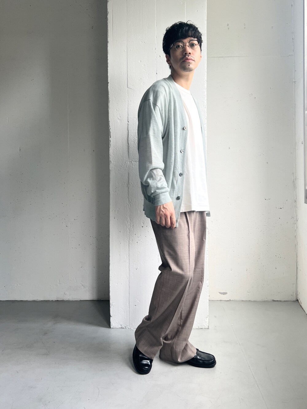 ブルー系のニット/セーター、ベージュ系のその他パンツ、ホワイト系のTシャツ/カットソーを着用したメンズの夏コーディネートの9枚目の写真