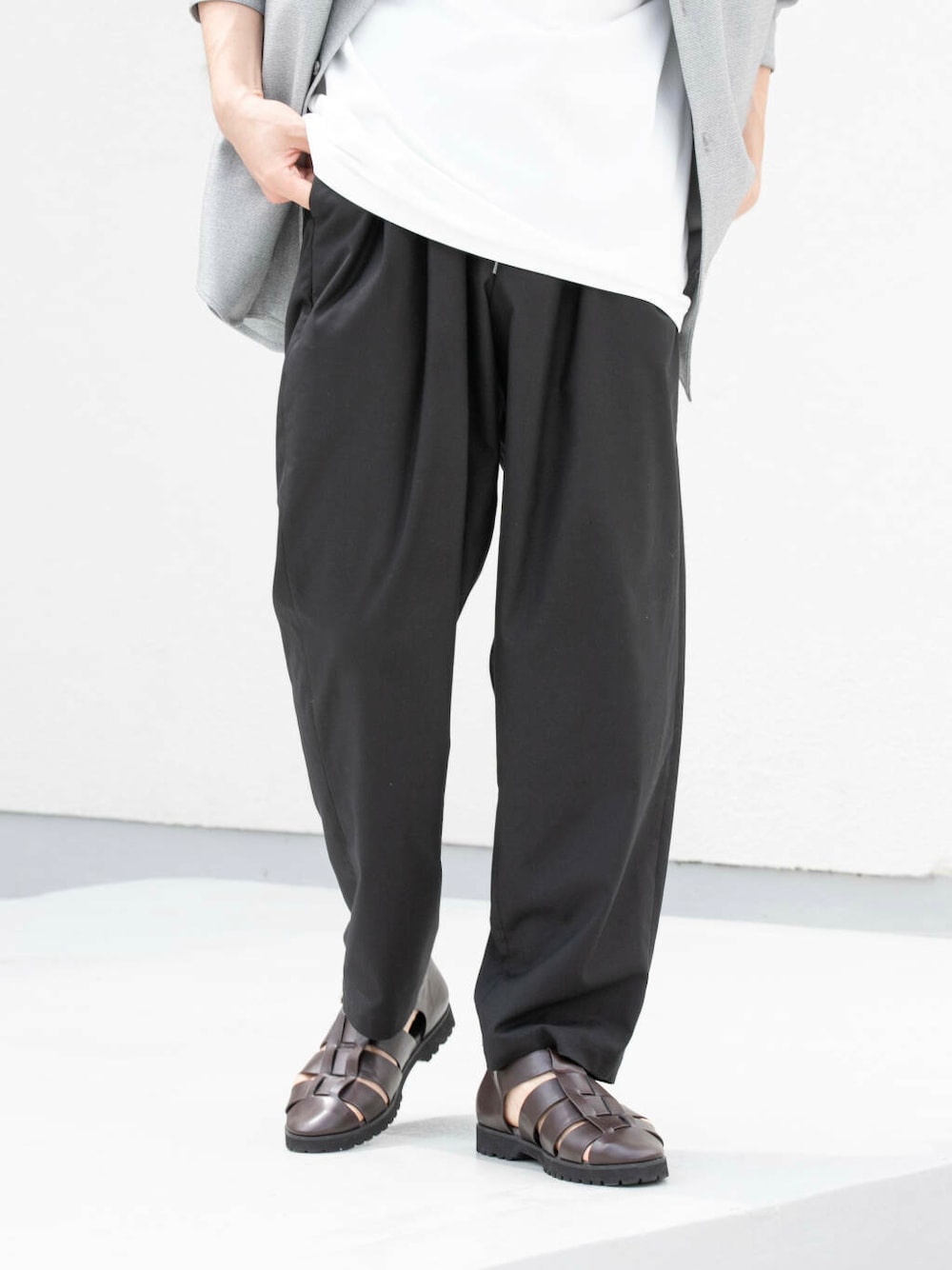 グレー系のシャツ/ブラウス、ブラック系のその他パンツを着用したメンズの春コーディネートの4枚目の写真