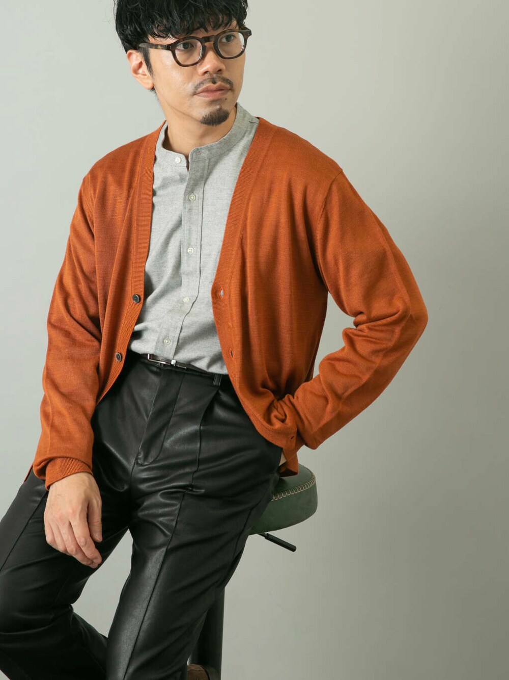 ブラウン系のカーディガン/ボレロ、ブラック系のその他パンツを着用したメンズの夏コーディネートの2枚目の写真