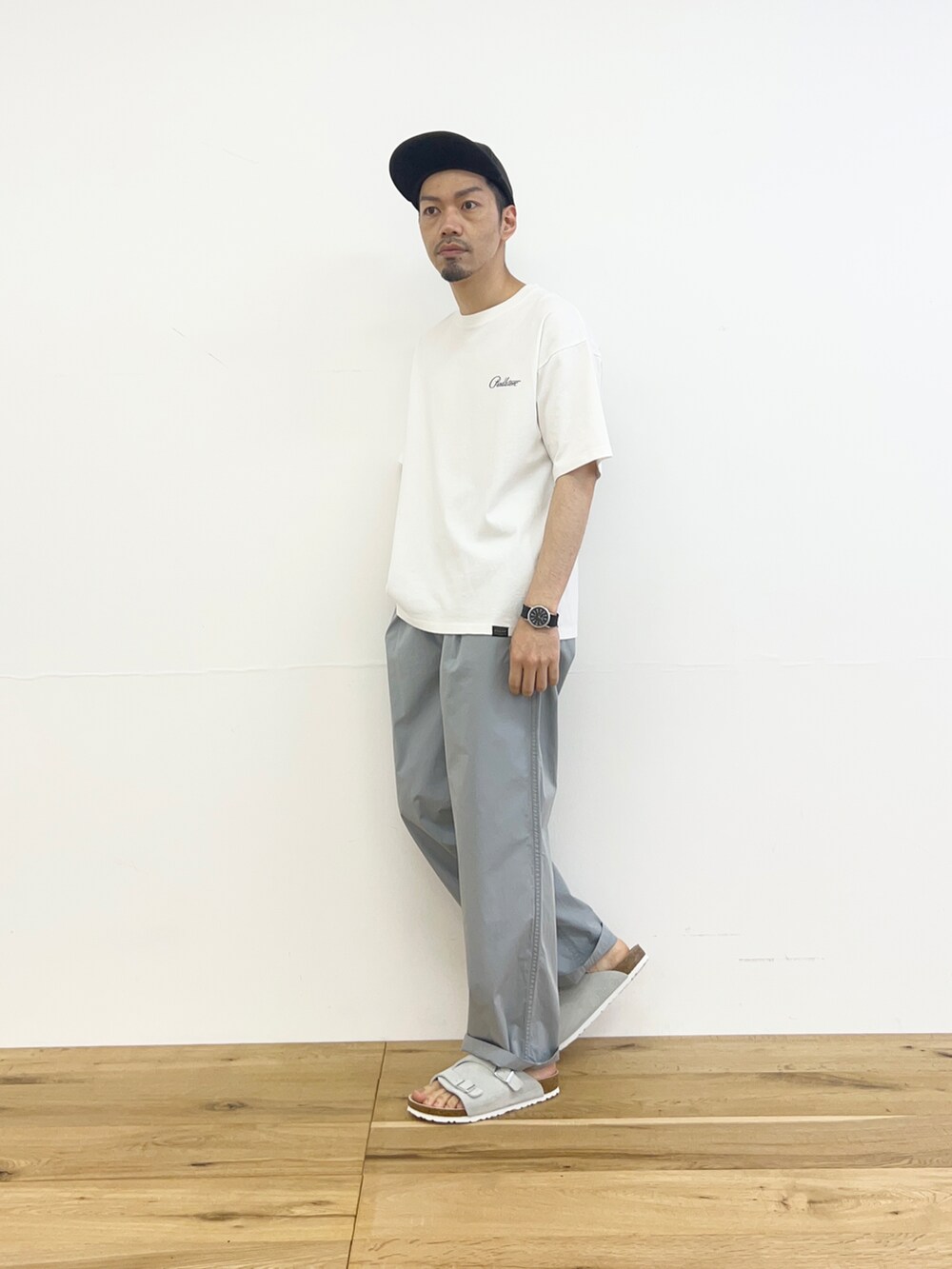 ホワイト系のTシャツ/カットソー、ブルー系のその他パンツ、ホワイト系のその他を着用したメンズの春コーディネートの5枚目の写真