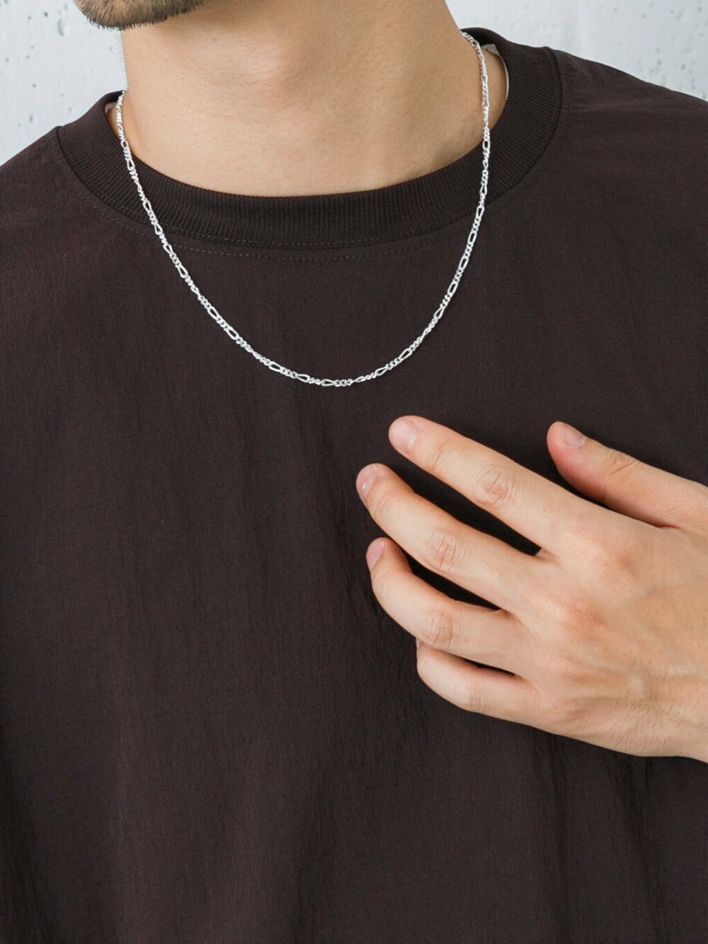 ブラック系のその他パンツ、ブラック系のスニーカー、レッド系のTシャツ/カットソーを着用したメンズの夏コーディネートの4枚目の写真