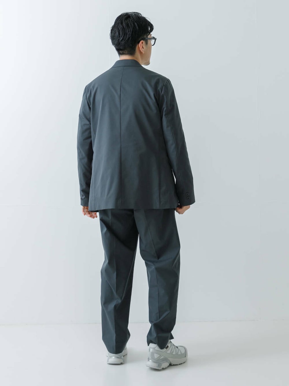 グリーン系のその他パンツ、グリーン系のその他アウター、ホワイト系のスニーカーを着用したメンズの冬コーディネートの6枚目の写真