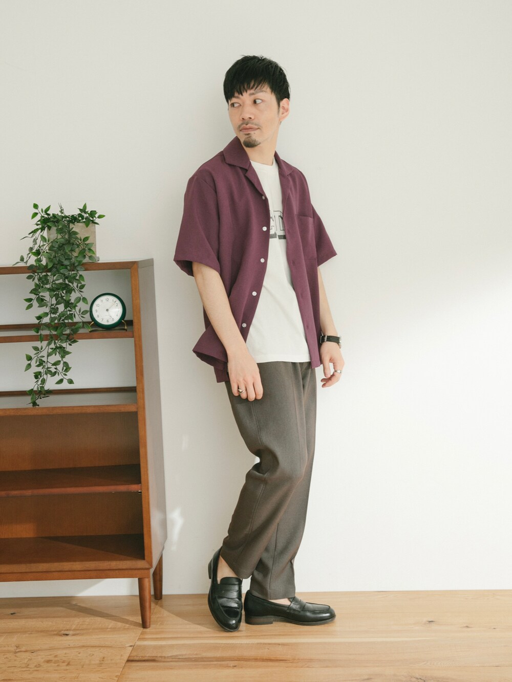 パープル系のシャツ/ブラウス、グレー系のその他パンツ、ホワイト系のその他を着用したメンズの春コーディネートの2枚目の写真