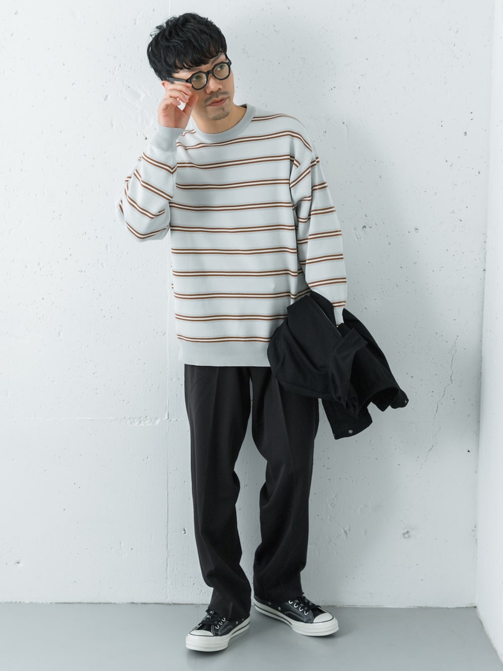 ブラック系のブルゾン、ブラック系のスニーカー、ブラック系のその他パンツを着用したメンズの冬コーディネートの3枚目の写真