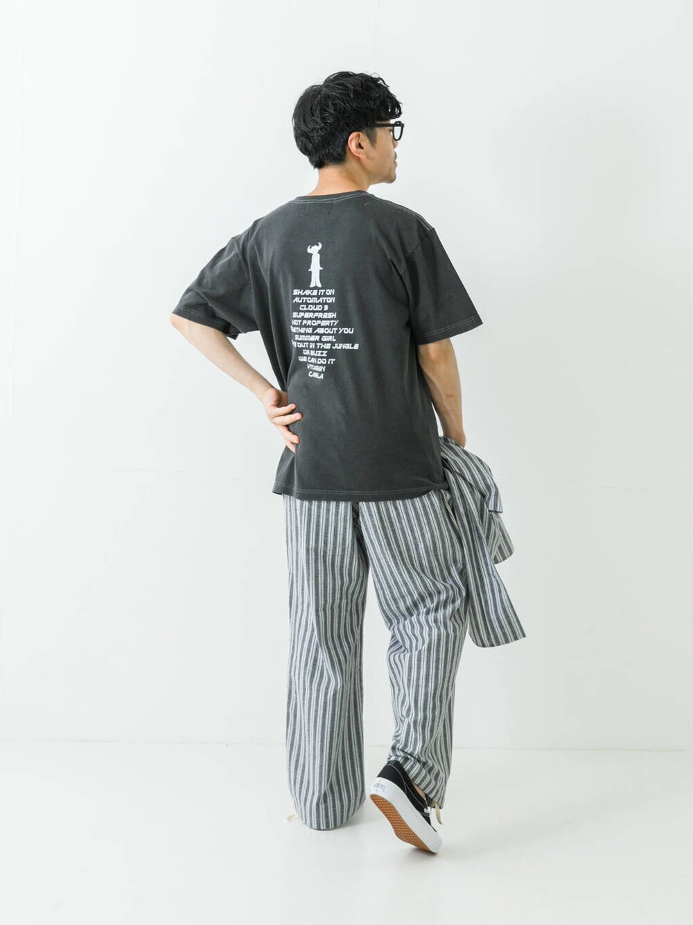 ブラック系のシャツ/ブラウス、ブラック系のその他パンツ、ブラック系のTシャツ/カットソーを着用したメンズの夏コーディネートの7枚目の写真