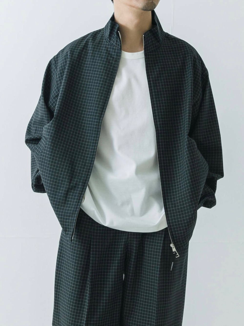 ブラック系のブルゾン、ブラック系のその他パンツを着用したメンズの春コーディネートの2枚目の写真