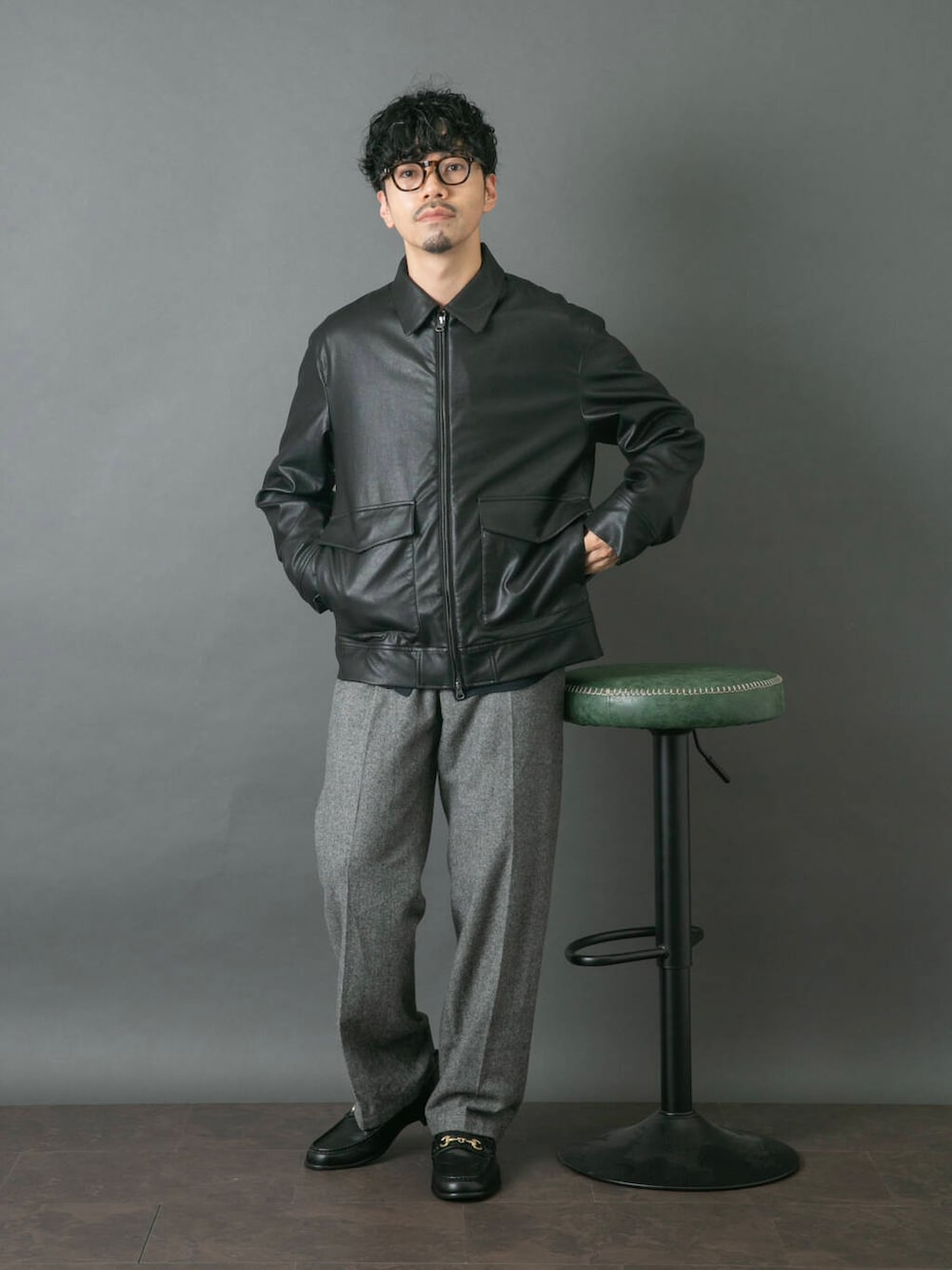 ホワイト系のシャツ/ブラウス、ブルー系のカーディガン/ボレロ、グレー系のその他パンツを着用したメンズの秋コーディネートの4枚目の写真