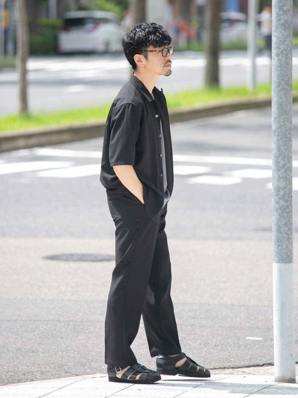 ブラック系のシャツ/ブラウス、グレー系のTシャツ/カットソー、ブラック系のその他パンツを着用したメンズの夏コーディネートの5枚目の写真