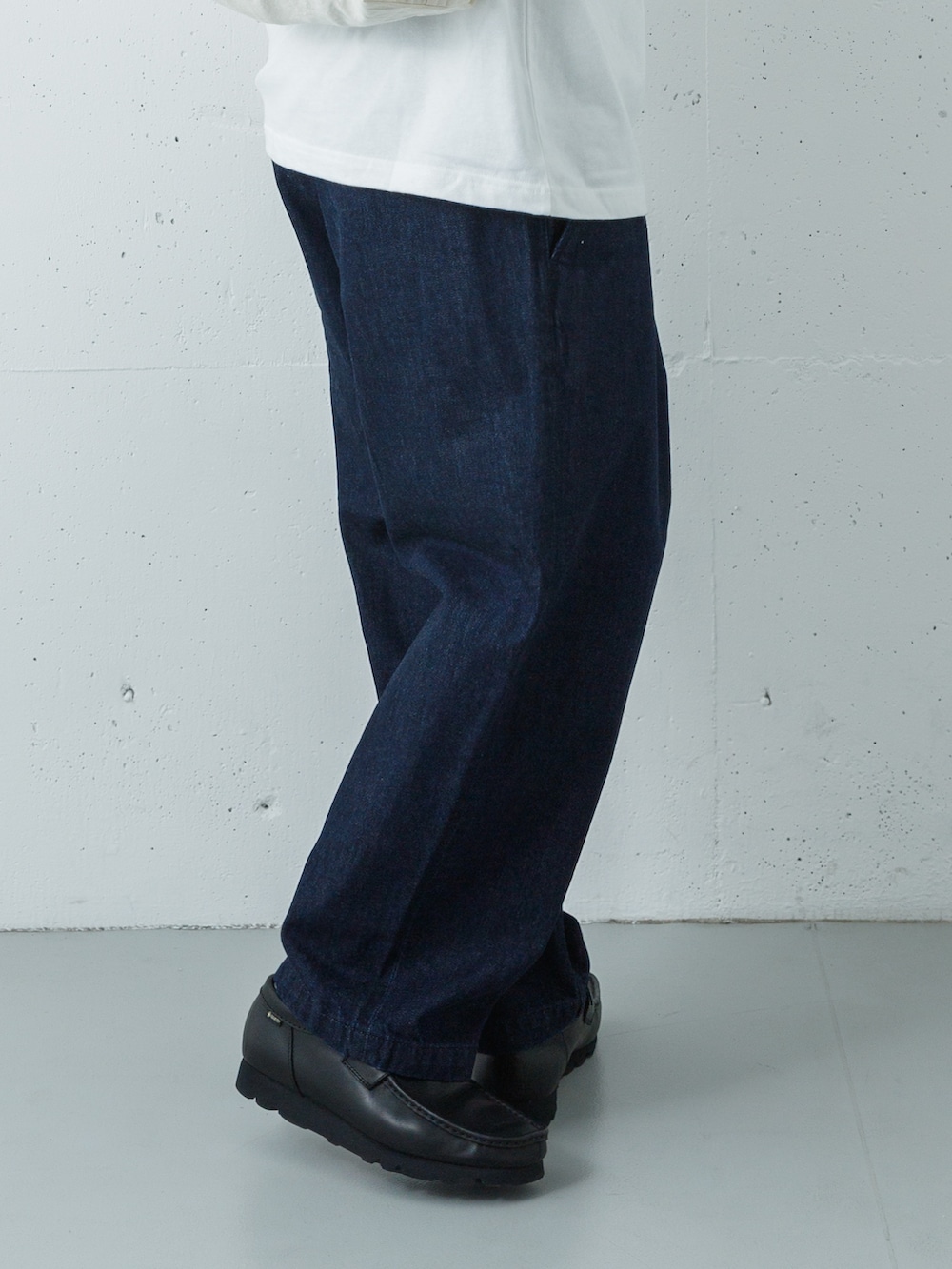 ブラック系のローファー、ブルー系のデニムパンツ、ホワイト系のTシャツ/カットソーを着用したメンズの春コーディネートの3枚目の写真