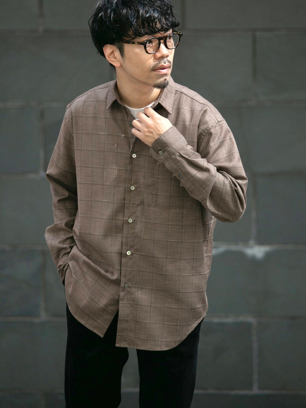 ブラウン系のシャツ/ブラウス、ブラック系のその他パンツ、ブルー系のニット/セーターを着用したメンズの秋コーディネートの3枚目の写真