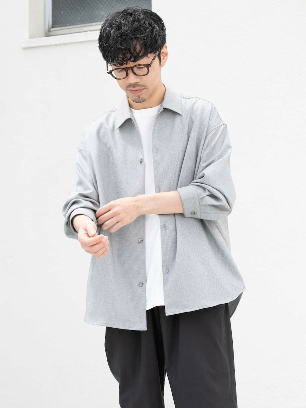 グレー系のシャツ/ブラウス、ブラック系のその他パンツを着用したメンズの春コーディネートの3枚目の写真