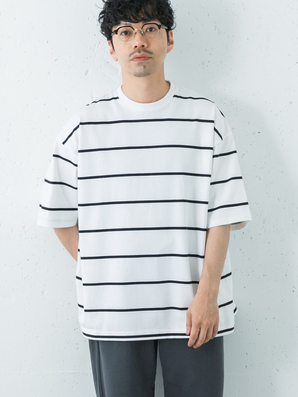 ホワイト系のTシャツ/カットソー、グレー系のスウェットパンツを着用したメンズの夏コーディネートの2枚目の写真