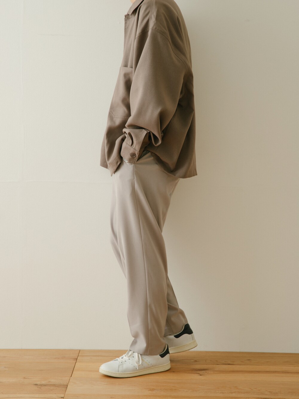 ベージュ系のその他パンツ、ブラック系のTシャツ/カットソー、ベージュ系のシャツ/ブラウスを着用したメンズの春コーディネートの4枚目の写真