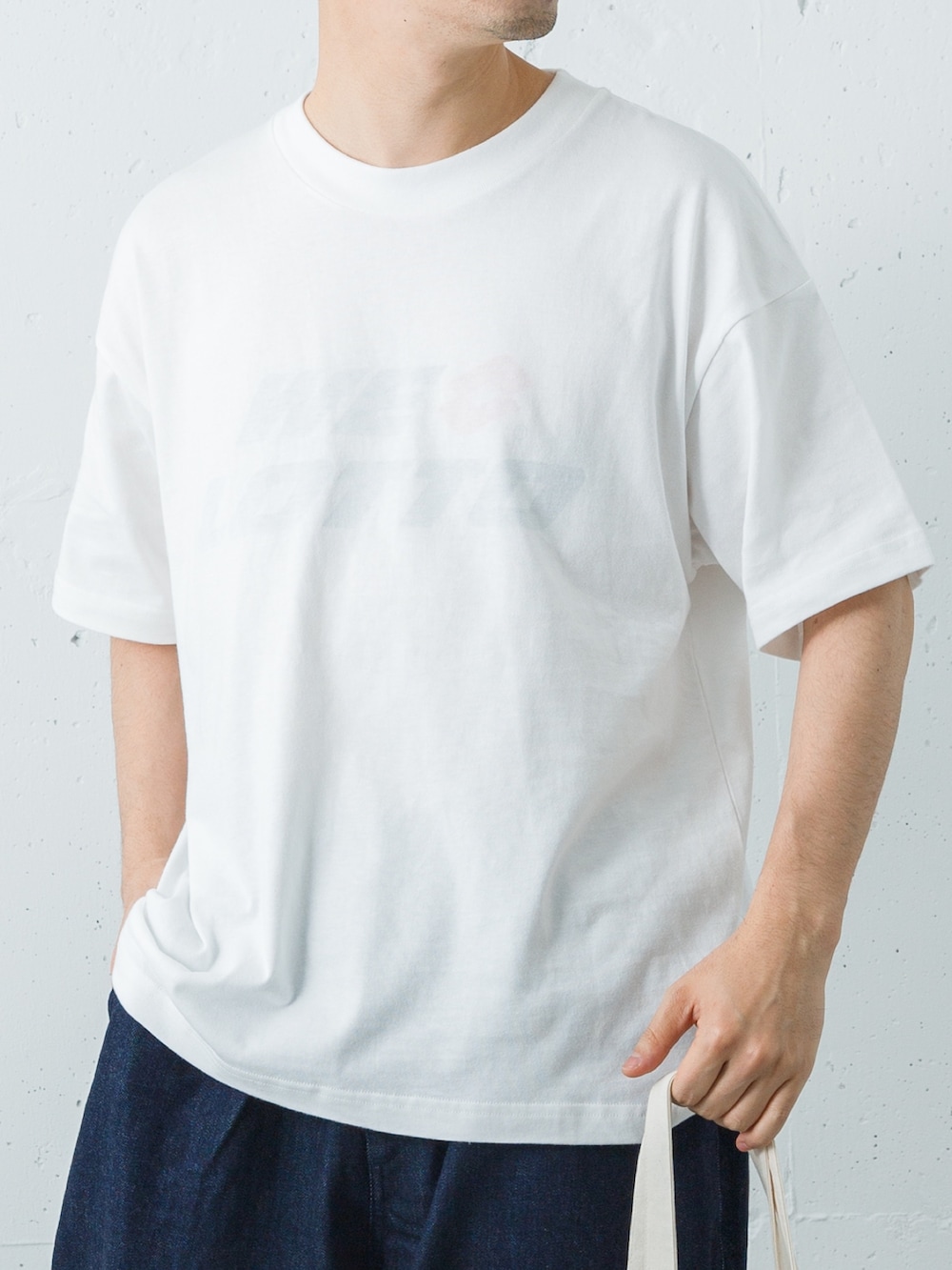 ブラック系のローファー、ブルー系のデニムパンツ、ホワイト系のTシャツ/カットソーを着用したメンズの春コーディネートの2枚目の写真