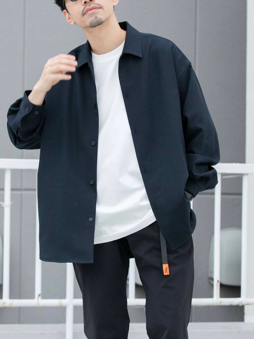 ブラック系のその他パンツ、ブルー系のシャツ/ブラウス、ブラック系のスニーカーを着用したメンズの春コーディネートの2枚目の写真