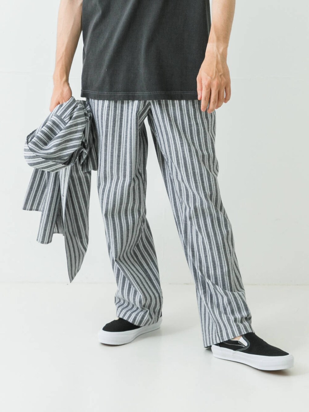 ブラック系のシャツ/ブラウス、ブラック系のその他パンツ、ブラック系のTシャツ/カットソーを着用したメンズの夏コーディネートの3枚目の写真