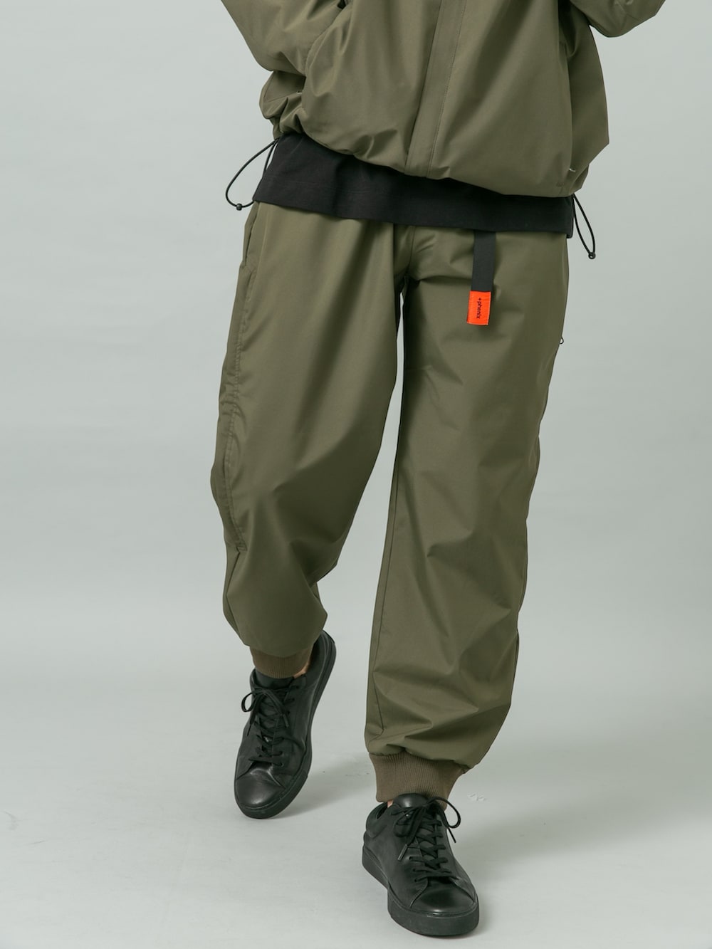 グリーン系のブルゾン、グリーン系のその他パンツを着用したメンズの冬コーディネートの3枚目の写真