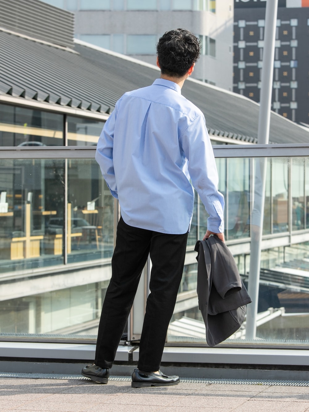 ベージュ系のステンカラーコート、グレー系のテーラードジャケット、ブルー系のシャツ/ブラウスを着用したメンズの冬コーディネートの8枚目の写真