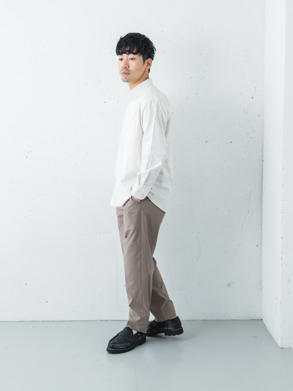 ホワイト系のシャツ/ブラウス、ブラウン系のその他パンツを着用したメンズの秋コーディネートの4枚目の写真