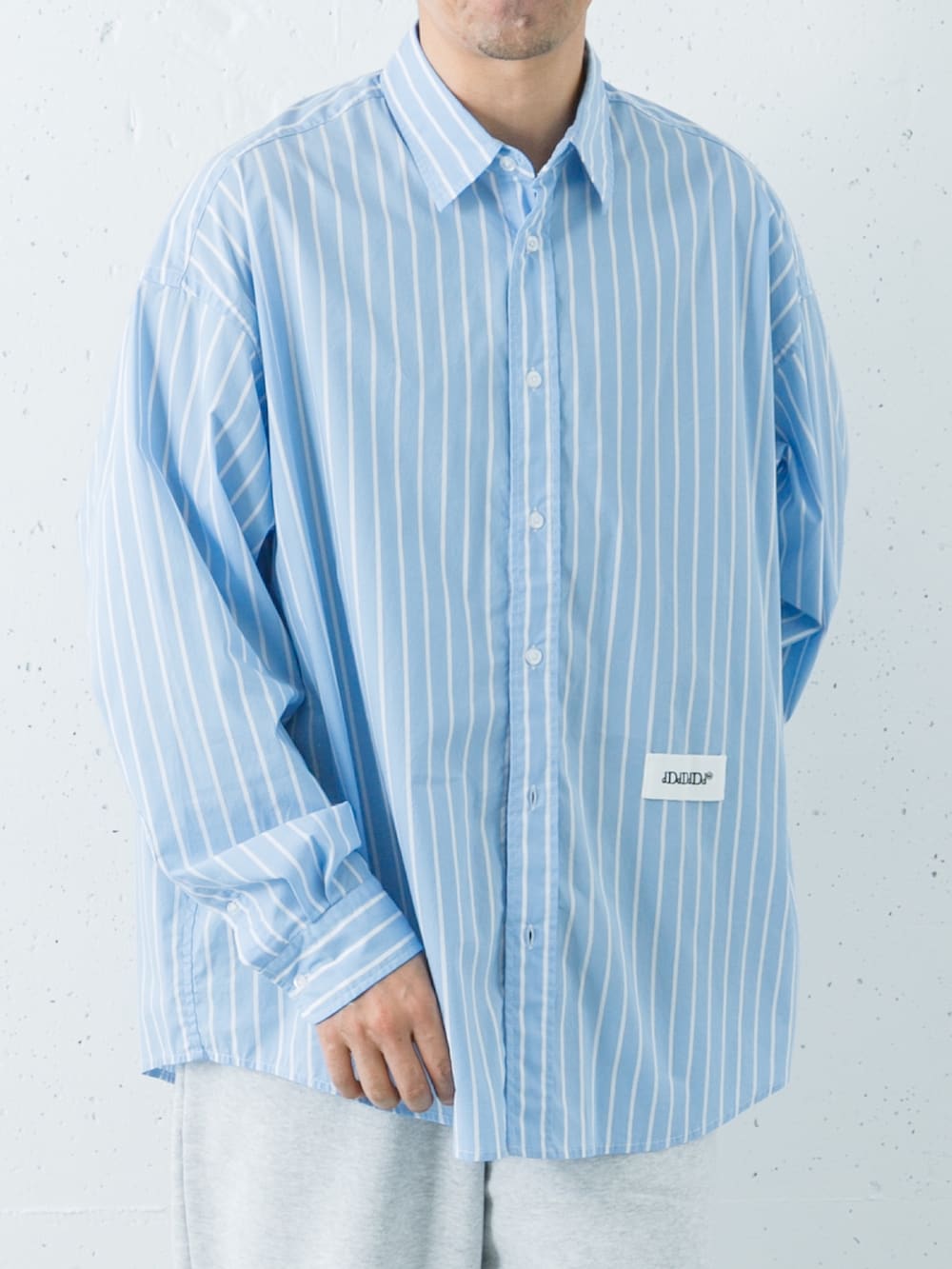 ブルー系のシャツ/ブラウス、グレー系のスウェットパンツを着用したメンズの夏コーディネートの2枚目の写真