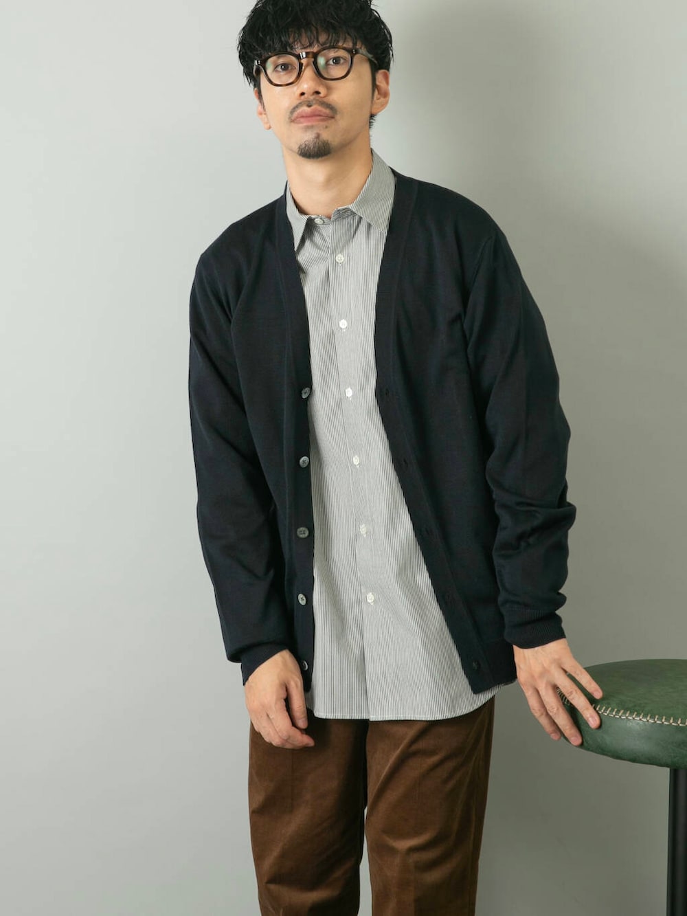 その他のシャツ/ブラウス、ブルー系のカーディガン/ボレロ、ブラウン系のその他パンツを着用したメンズの秋コーディネートの2枚目の写真