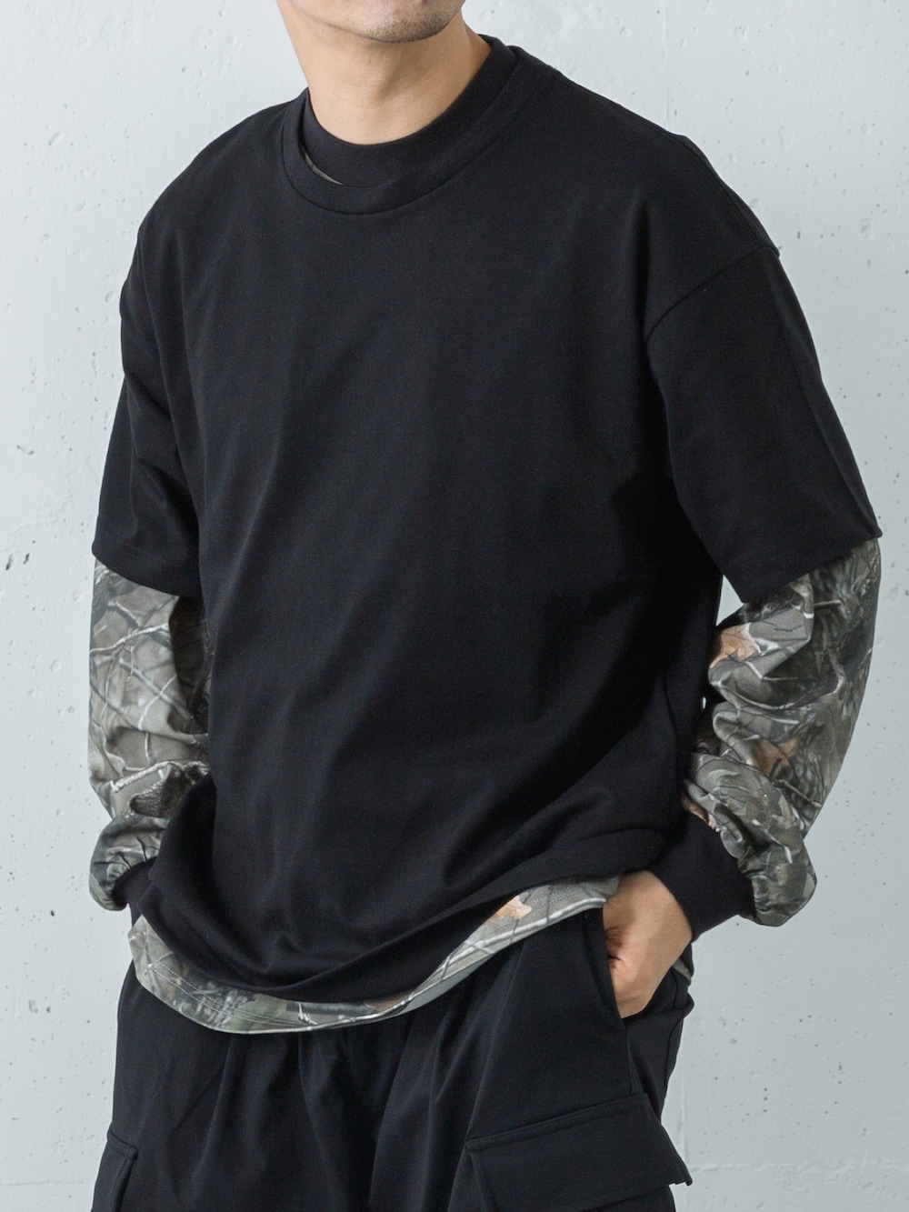 ブラック系のTシャツ/カットソー、その他のTシャツ/カットソー、ブラック系のその他パンツを着用したメンズの春コーディネートの2枚目の写真