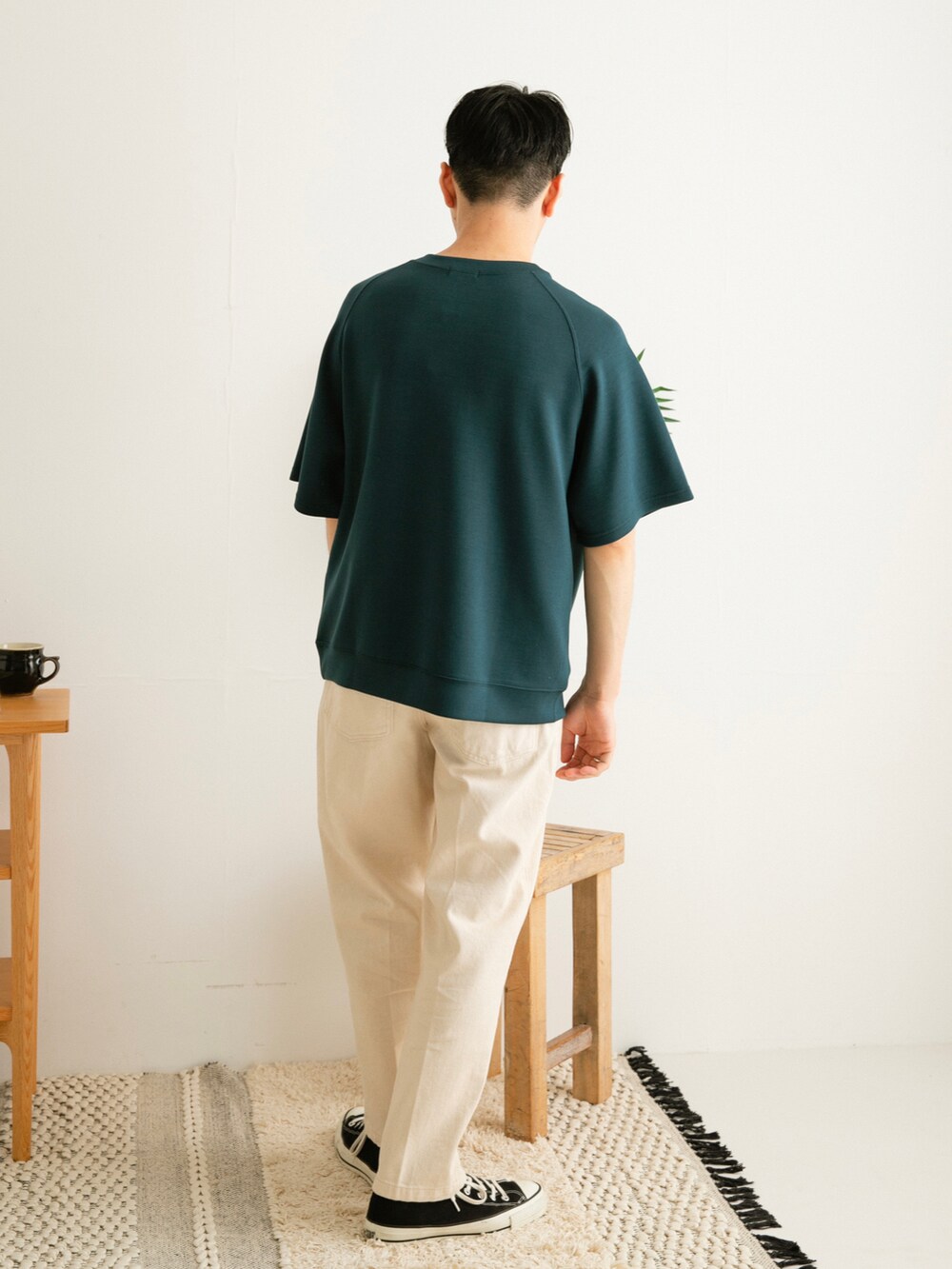 ホワイト系のデニムパンツ、ブルー系のTシャツ/カットソー、ホワイト系のその他を着用したメンズの春コーディネートの4枚目の写真