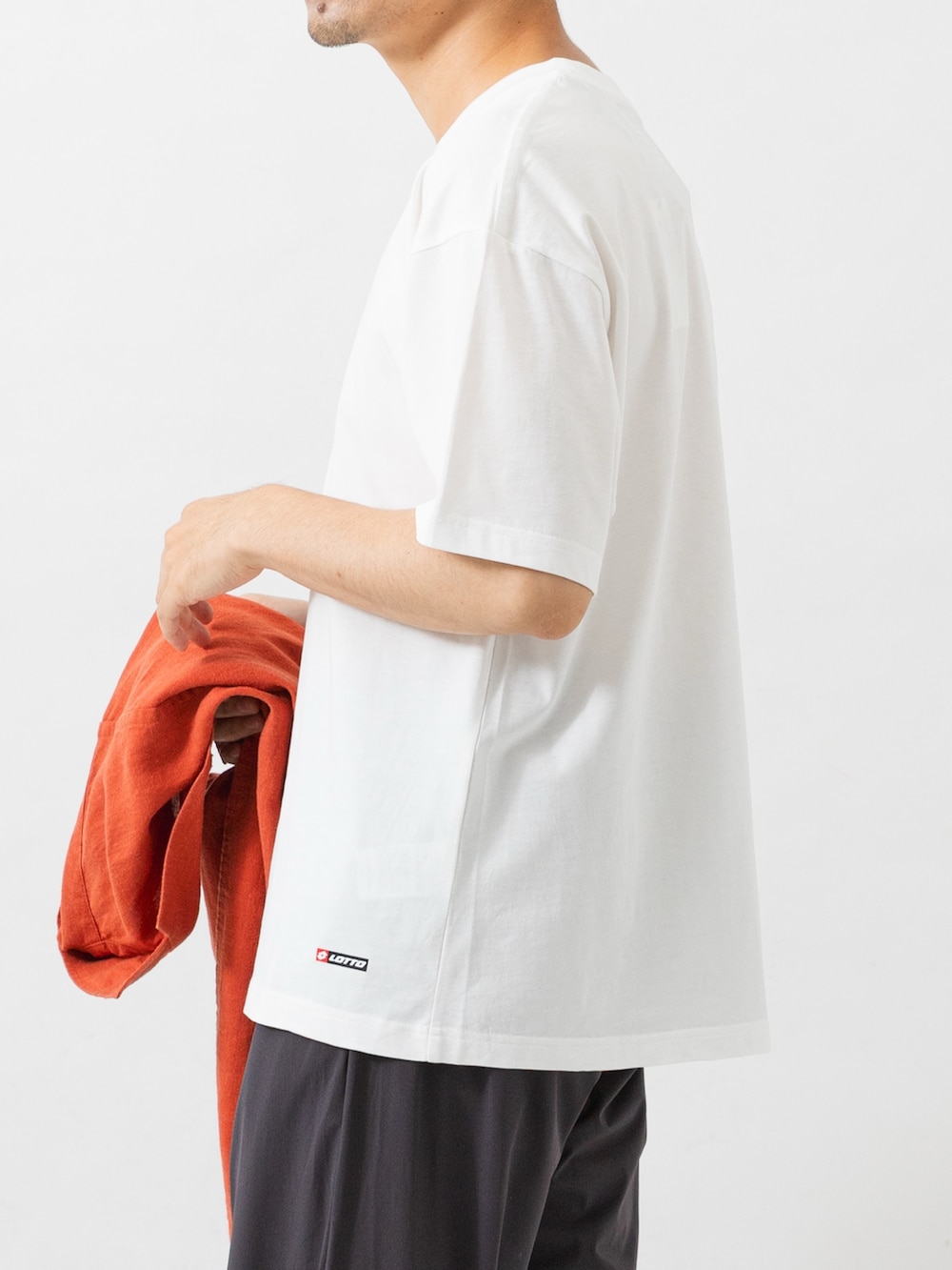 オレンジ系のシャツ/ブラウス、グレー系のその他パンツ、ホワイト系のTシャツ/カットソーを着用したメンズの夏コーディネートの4枚目の写真