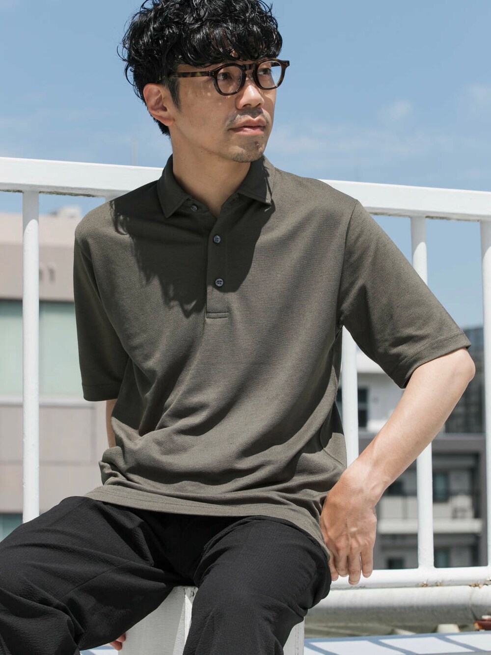 ブラック系のその他パンツ、グリーン系のポロシャツを着用したメンズの夏コーディネートの5枚目の写真