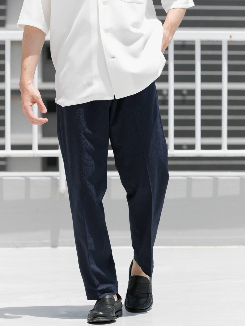 ホワイト系のシャツ/ブラウス、ブルー系のその他パンツを着用したメンズの夏コーディネートの3枚目の写真